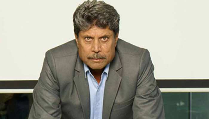 पुलवामा से जुड़े सवाल पर पीठ दिखाकर चलते बने कपिल देव