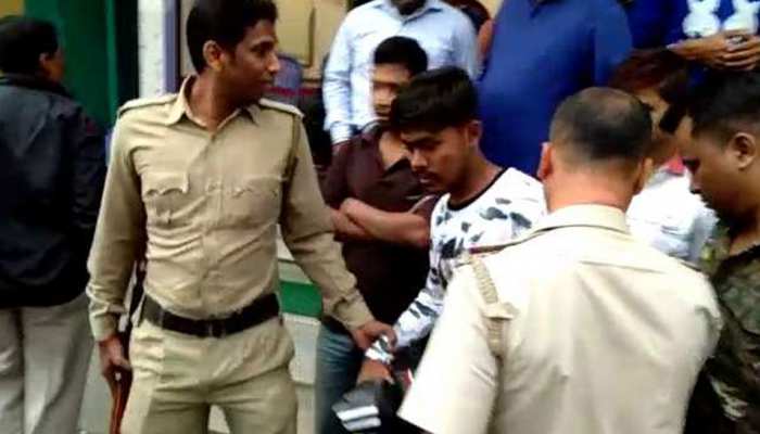 प.बंगाल: FBI एजेंट और GST का अफसर बताकर दिखाता था धौंस, दुकानदारों ने कराया गिरफ्तार प.बंगाल: FBI एजेंट और GST का अफसर बताकर दिखाता था धौंस, दुकानदारों ने कराया गिरफ्तार