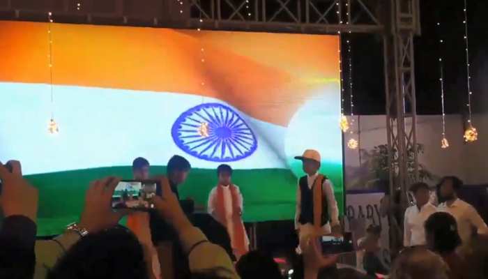 पाकिस्तान के स्कूल में शान से लहराया तिरंगा, बजाया गया 'फिर भी दिल है हिन्दुस्तानी' पाकिस्तान के स्कूल में शान से लहराया तिरंगा, बजाया गया 'फिर भी दिल है हिन्दुस्तानी'