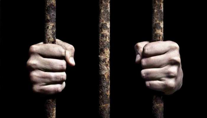 Facebook पर डाली देश विरोधी पोस्ट, लिखा- 'भूलो मत, पाकिस्तान के पास परमाणु है', भेजा गया जेल Facebook पर डाली देश विरोधी पोस्ट, लिखा- 'भूलो मत, पाकिस्तान के पास परमाणु है', भेजा गया जेल