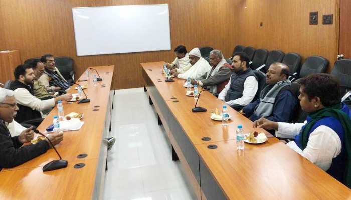 महागठबंधन में रार, मांझी ने मांगी ज्यादा सीटें तो RJD ने कहा-यहां मांगने पर मौत नहीं मिलती मनचाही सीट तो छोड़िए महागठबंधन में रार, मांझी ने मांगी ज्यादा सीटें तो RJD ने कहा-यहां मांगने पर मौत नहीं मिलती मनचाही सीट तो छोड़िए