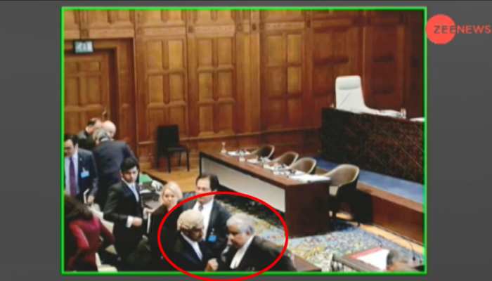 कुलभूषण केस: ICJ में कॉफी ब्रेक के दौरान PAK वकील ने हरीश साल्वे से कुछ कहना चाहा, नहीं मिला भाव कुलभूषण केस: ICJ में कॉफी ब्रेक के दौरान PAK वकील ने हरीश साल्वे से कुछ कहना चाहा, नहीं मिला भाव