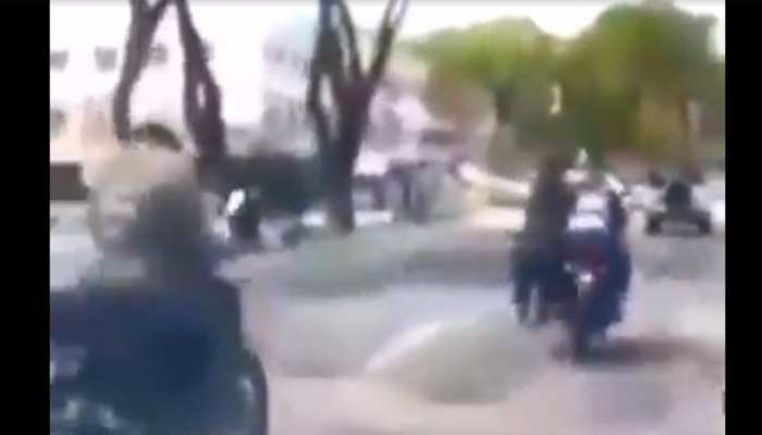 VIDEO: बीच सड़क चोर ने खींची चेन, पकड़ने के लिए शख्स ने किया ऐसा कारनामा कि.... VIDEO: बीच सड़क चोर ने खींची चेन, पकड़ने के लिए शख्स ने किया ऐसा कारनामा कि....