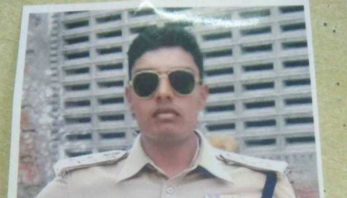 राजस्थान: नेता जी विधायक नहीं बने तो पुलिस की वर्दी पहन कर शुरू कर दी उगाही राजस्थान: नेता जी विधायक नहीं बने तो पुलिस की वर्दी पहन कर शुरू कर दी उगाही