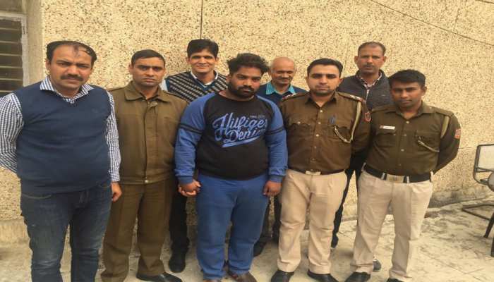 मेट्रीमोनियल साइट पर खुद को बताया करोड़पति, अमीर दिखने के लिए कारों का लगाता था फोटो मेट्रीमोनियल साइट पर खुद को बताया करोड़पति, अमीर दिखने के लिए कारों का लगाता था फोटो