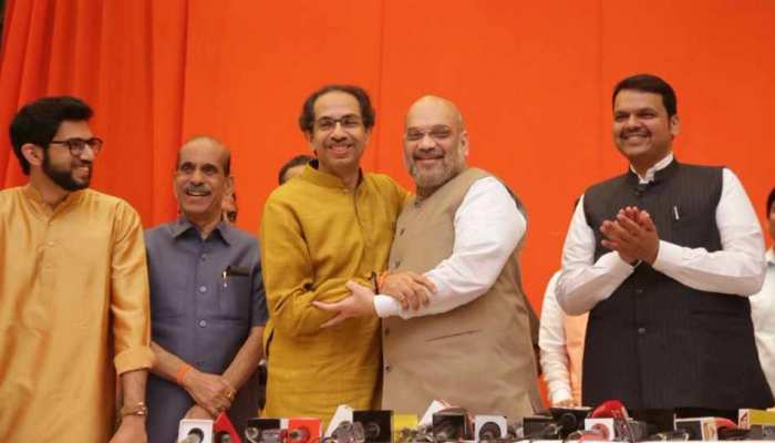 साढ़े 4 साल पानी पी-पीकर कोसते रहे BJP-शिवसेना वाले, पोहे खाते ही हुई गलबहियां साढ़े 4 साल पानी पी-पीकर कोसते रहे BJP-शिवसेना वाले, पोहे खाते ही हुई गलबहियां