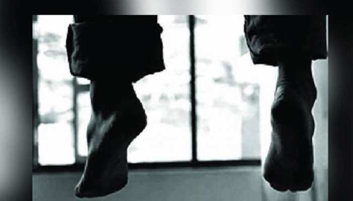जयपुर: सरस डेयरी के डिप्टी मैनेजर ने की आत्महत्या, पंखे से लटकी मिली लाश जयपुर: सरस डेयरी के डिप्टी मैनेजर ने की आत्महत्या, पंखे से लटकी मिली लाश