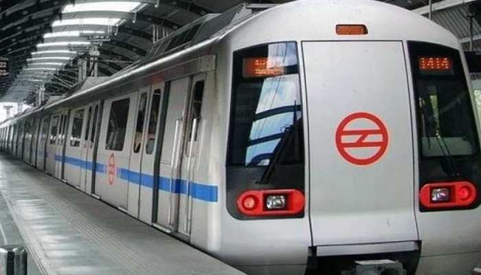 दिल्ली मेट्रो की रेड लाइन पर कूदा युवक, शाहदरा से दिलशाद गार्डन तक ठप पड़ा संचालन दिल्ली मेट्रो की रेड लाइन पर कूदा युवक, शाहदरा से दिलशाद गार्डन तक ठप पड़ा संचालन