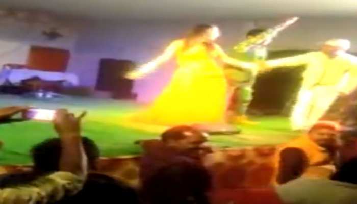 बिहार में शादी समारोह में हर्ष फायरिंग की शिकार हुई डांसर, सिर में गोली लगने से मौत बिहार में शादी समारोह में हर्ष फायरिंग की शिकार हुई डांसर, सिर में गोली लगने से मौत