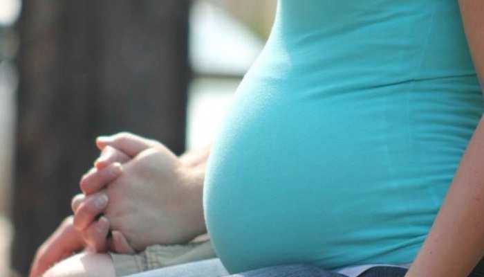 प्रेग्नेंसी के दौरान लिपस्टिक, मॉइश्चराइजर का न करे इस्तेमाल, सामने आई चौंकाने वाली स्टडी प्रेग्नेंसी के दौरान लिपस्टिक, मॉइश्चराइजर का न करे इस्तेमाल, सामने आई चौंकाने वाली स्टडी