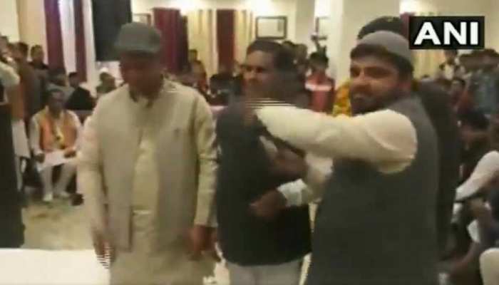 रुड़की: पुलवामा के शहीदों के श्रद्धांजलि कार्यक्रम में कांग्रेस नेताओं ने उड़ाए नोट, VIDEO VIRAL रुड़की: पुलवामा के शहीदों के श्रद्धांजलि कार्यक्रम में कांग्रेस नेताओं ने उड़ाए नोट, VIDEO VIRAL