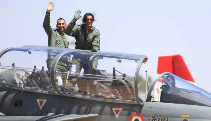VIDEO: पीवी सिंधु ने लड़ाकू विमान तेजस में भरी उड़ान, 40 मिनट तक हवा में लगाए गोते VIDEO: पीवी सिंधु ने लड़ाकू विमान तेजस में भरी उड़ान, 40 मिनट तक हवा में लगाए गोते