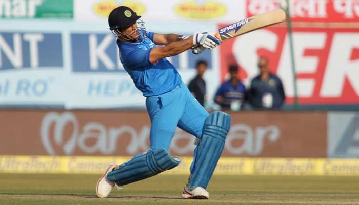 INDvsAUS: 29 रन बनाकर भी ट्रोल हुए एमएस धोनी, 10 साल की सबसे धीमी बैटिंग की INDvsAUS: 29 रन बनाकर भी ट्रोल हुए एमएस धोनी, 10 साल की सबसे धीमी बैटिंग की