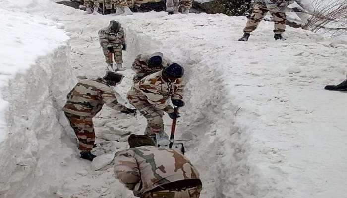 हिमाचल प्रदेश : हिमस्खलन के 5 दिन बाद भी लापता पांच जवानों का नहीं मिला सुराग हिमाचल प्रदेश : हिमस्खलन के 5 दिन बाद भी लापता पांच जवानों का नहीं मिला सुराग
