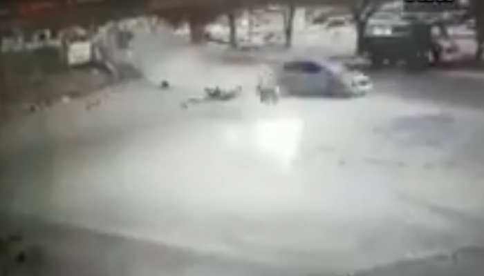 कार से लगी टक्कर और 15 फीट हवा में उछल गया शख्स, Video में देखें दिल दहला देने वाली घटना कार से लगी टक्कर और 15 फीट हवा में उछल गया शख्स, Video में देखें दिल दहला देने वाली घटना