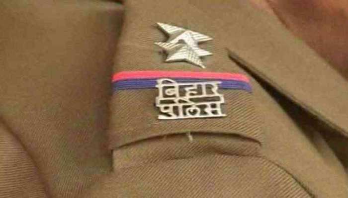 बिहारः छापेमारी में ढोंगी बाबा के घर से 67 लाख रूपये सहित विदेशी मुद्रा और हथियार बरामद बिहारः छापेमारी में ढोंगी बाबा के घर से 67 लाख रूपये सहित विदेशी मुद्रा और हथियार बरामद