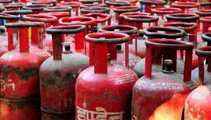 गैर-सब्सिडी वाला सिलेंडर 42.50 रुपये महंगा, सब्सिडी वाले सिलेंडर के भी बढ़े दाम गैर-सब्सिडी वाला सिलेंडर 42.50 रुपये महंगा, सब्सिडी वाले सिलेंडर के भी बढ़े दाम