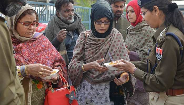 भूखे-प्यासे समझौता एक्सप्रेस का इंतजार कर रहे थे पाकिस्तानी यात्री, पंजाब पुलिस ने खिलाया खाना भूखे-प्यासे समझौता एक्सप्रेस का इंतजार कर रहे थे पाकिस्तानी यात्री, पंजाब पुलिस ने खिलाया खाना