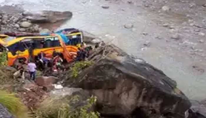 उधमपुर में भीषण सड़क हादसे में 6 लोगों की मौत, ड्राइवर के शॉर्टकट लेने की वजह से हुई घटना उधमपुर में भीषण सड़क हादसे में 6 लोगों की मौत, ड्राइवर के शॉर्टकट लेने की वजह से हुई घटना