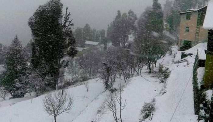 हिमाचल प्रदेश में जमकर गिर रही है बर्फ, बारिश के बाद और बढ़ी सर्दी हिमाचल प्रदेश में जमकर गिर रही है बर्फ, बारिश के बाद और बढ़ी सर्दी