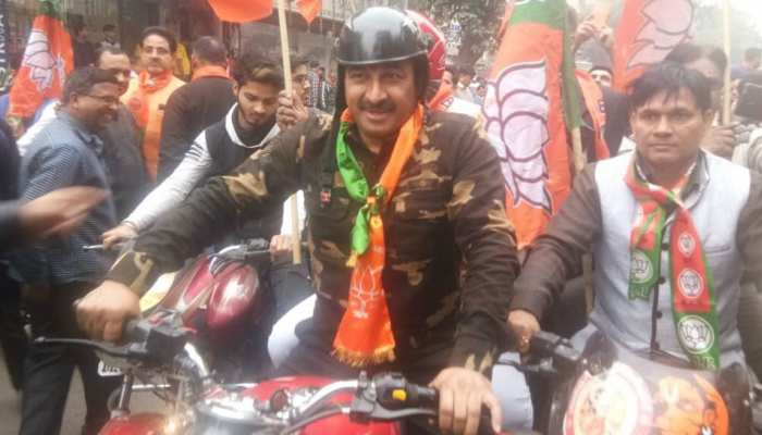 मनोज तिवारी पार्टी की रैली में सेना की वर्दी में पहुंचे, हुई आलोचना तो कही ये बात मनोज तिवारी पार्टी की रैली में सेना की वर्दी में पहुंचे, हुई आलोचना तो कही ये बात