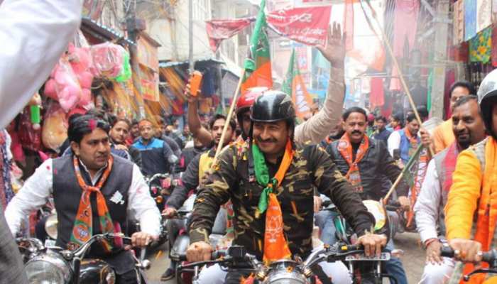 क्या नेहरू जैकेट पहनने से पूर्व PM का अपमान होगा? सेना की वर्दी पहनने पर मनोज तिवारी का जवाब क्या नेहरू जैकेट पहनने से पूर्व PM का अपमान होगा? सेना की वर्दी पहनने पर मनोज तिवारी का जवाब