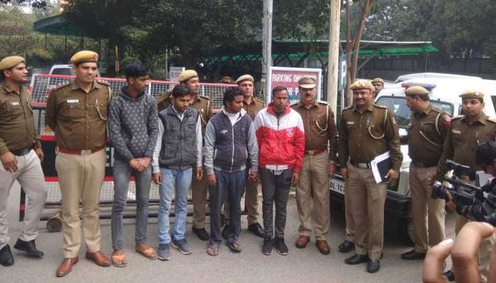दिल्ली के सरिता विहार में बोरी में बंद मिली लाश के मामले में 4 आरोपी गिरफ्तार दिल्ली के सरिता विहार में बोरी में बंद मिली लाश के मामले में 4 आरोपी गिरफ्तार