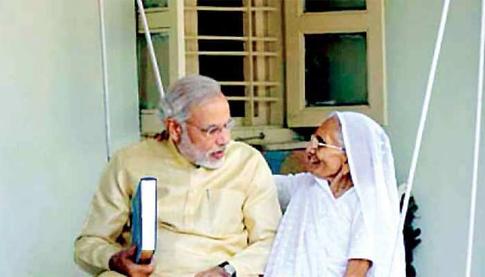 PM मोदी पहुंचे मां से मिलने, परिवार के सदस्यों के साथ गुजारे 30 मिनट PM मोदी पहुंचे मां से मिलने, परिवार के सदस्यों के साथ गुजारे 30 मिनट