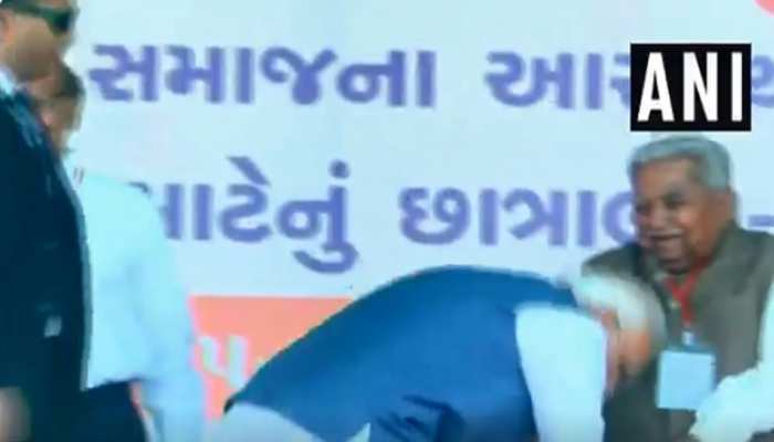 VIDEO: जब PM मोदी ने गुजरात के पूर्व CM केशुभाई पटेल के पैर छूकर लिया आशीर्वाद VIDEO: जब PM मोदी ने गुजरात के पूर्व CM केशुभाई पटेल के पैर छूकर लिया आशीर्वाद