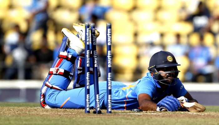 INDvsAUS: विराट कोहली के शॉट ने छीन ली विजय शंकर की पहली फिफ्टी! INDvsAUS: विराट कोहली के शॉट ने छीन ली विजय शंकर की पहली फिफ्टी!