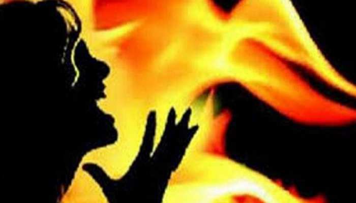 बलात्कार करके महिला को आग लगाई, पीड़िता ने आरोपी को लपटों में खींचा, मौत बलात्कार करके महिला को आग लगाई, पीड़िता ने आरोपी को लपटों में खींचा, मौत