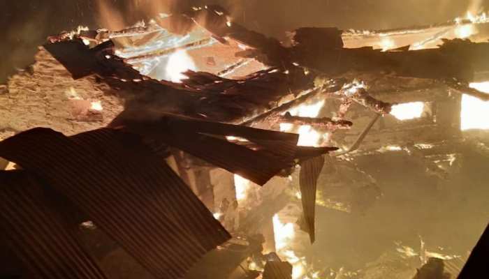 शिमला : गांव में लगी भीषण आग, 7 घर जलकर हुए स्वाह शिमला : गांव में लगी भीषण आग, 7 घर जलकर हुए स्वाह
