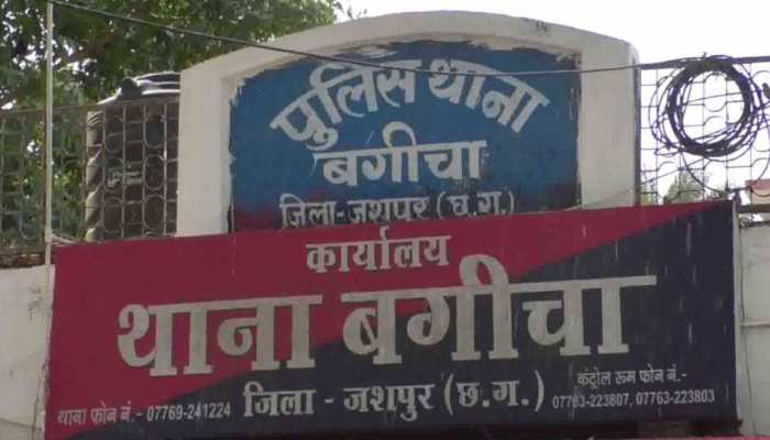 नकल रोकने आए उड़नदस्ते की टीम ने बच्चों के उतरवाए कपड़े, शर्मिंदगी में छात्रा ने की खुदकुशी नकल रोकने आए उड़नदस्ते की टीम ने बच्चों के उतरवाए कपड़े, शर्मिंदगी में छात्रा ने की खुदकुशी