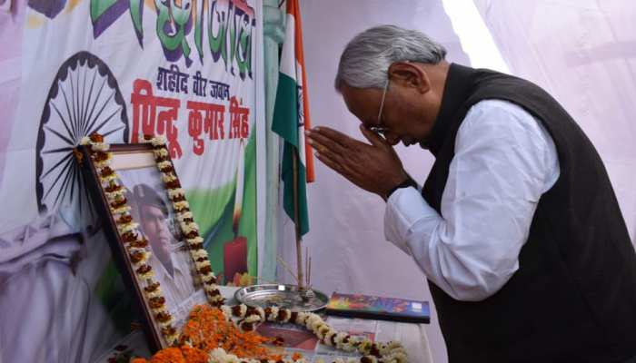 बिहारः शहीद पिंटू सिंह और रतन ठाकुर के परिवार से मिले सीएम नीतीश कुमार, दिया मदद का भरोसा बिहारः शहीद पिंटू सिंह और रतन ठाकुर के परिवार से मिले सीएम नीतीश कुमार, दिया मदद का भरोसा