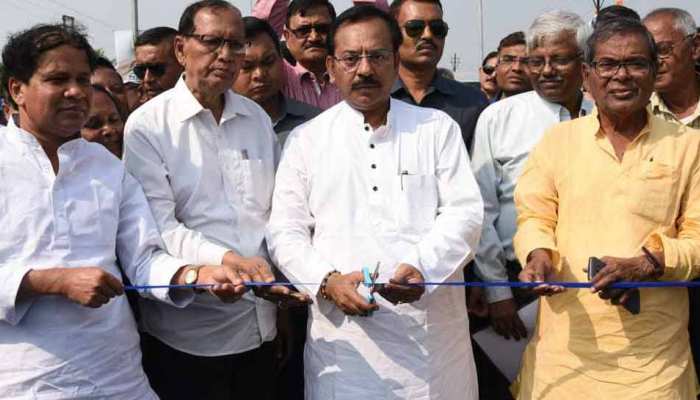 पश्चिम बंगालः नितिन गडकरी को करना था उद्धाटन, उससे पहले ही TMC नेता ने काट दिया फीता पश्चिम बंगालः नितिन गडकरी को करना था उद्धाटन, उससे पहले ही TMC नेता ने काट दिया फीता