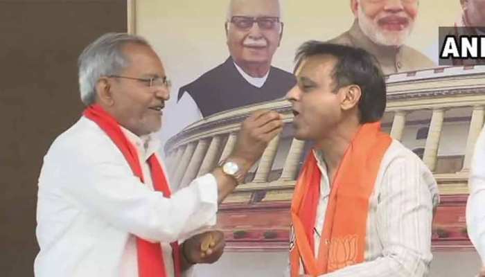 गुजरात: कांग्रेस को एक और झटका, विधायक जवाहर चावड़ा इस्तीफा देकर BJP में शामिल गुजरात: कांग्रेस को एक और झटका, विधायक जवाहर चावड़ा इस्तीफा देकर BJP में शामिल