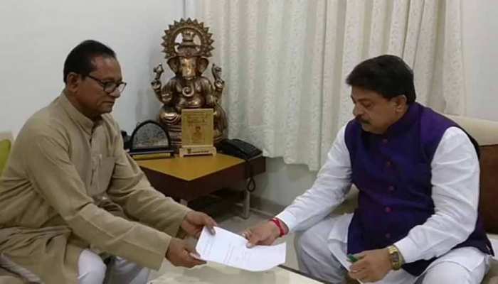 गुजरात: एक ही दिन में कांग्रेस को डबल झटका, एक और विधायक साबरिया ने दिया इस्तीफा गुजरात: एक ही दिन में कांग्रेस को डबल झटका, एक और विधायक साबरिया ने दिया इस्तीफा
