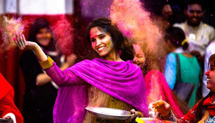 Holi 2019: हर्बल रंगों से रखें स्किन का ख्याल और होली को बनाएं खास Holi 2019: हर्बल रंगों से रखें स्किन का ख्याल और होली को बनाएं खास