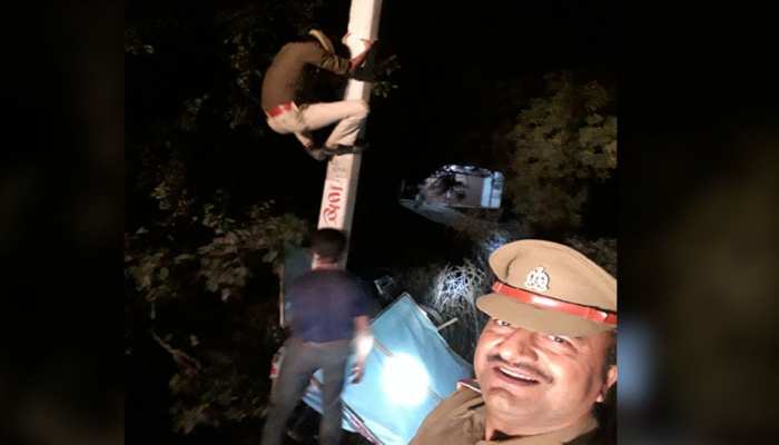 सिपाही को पोल पर चढ़ाकर होर्डिंग उतारने का दिया आदेश, इधर दरोगा लेने लगा सेल्फी सिपाही को पोल पर चढ़ाकर होर्डिंग उतारने का दिया आदेश, इधर दरोगा लेने लगा सेल्फी