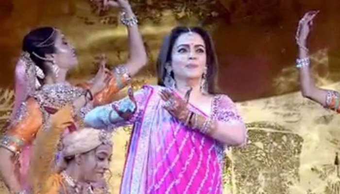 Video Viral : बेटे की शादी में कृष्ण भजन पर झूमकर नाचीं नीता अंबानी Video Viral : बेटे की शादी में कृष्ण भजन पर झूमकर नाचीं नीता अंबानी