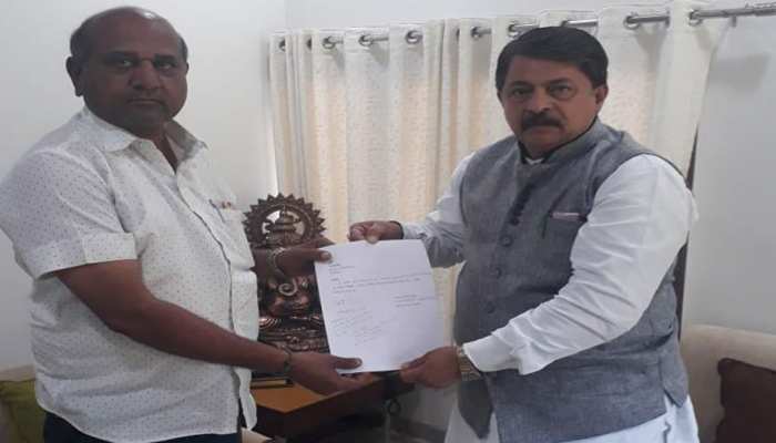 गुजरात: कांग्रेस से एक और विधायक का इस्तीफा, पिछले चार दिन में 3 विधायकों ने छोड़ी पार्टी गुजरात: कांग्रेस से एक और विधायक का इस्तीफा, पिछले चार दिन में 3 विधायकों ने छोड़ी पार्टी