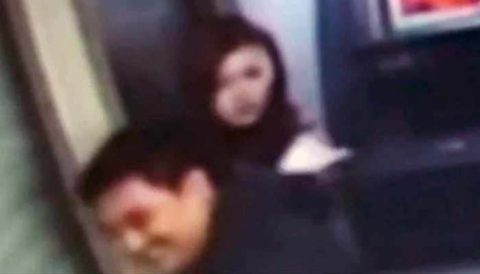 VIDEO : लुटेरे ने चेक किया महिला का बैंक बैलेंस, लौटा दिए चोरी किए पैसे VIDEO : लुटेरे ने चेक किया महिला का बैंक बैलेंस, लौटा दिए चोरी किए पैसे