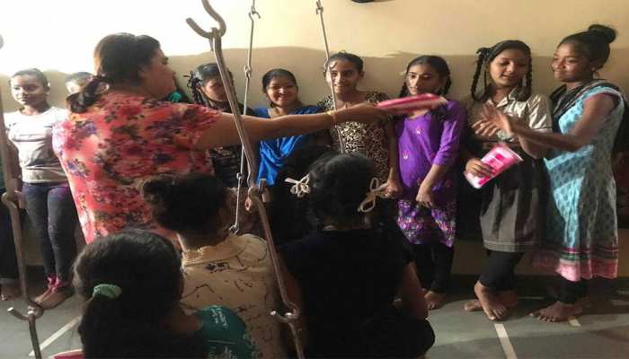 गांव की 'पैडमैन' है ये लड़की, पीरियड्स के लिए लोगों को कर रही जागरूक, बांटती है फ्री पैड्स गांव की 'पैडमैन' है ये लड़की, पीरियड्स के लिए लोगों को कर रही जागरूक, बांटती है फ्री पैड्स