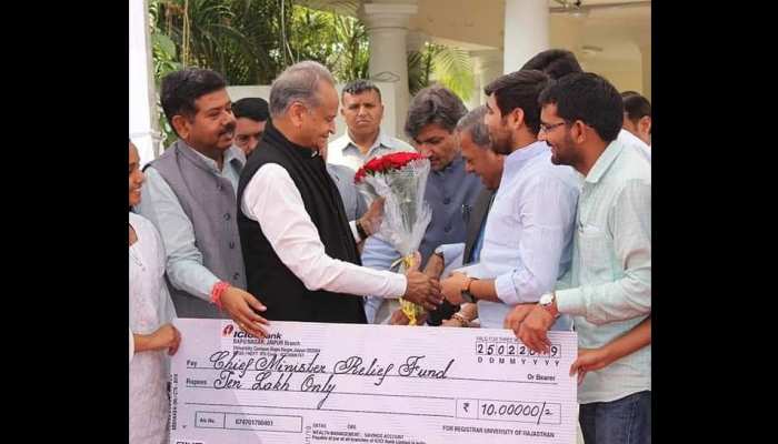 पुलवामा अटैक: शहीदों के परिजनों के लिए राजस्थान यूनिवर्सिटी ने CM को सौंपा 37 लाख का चैक पुलवामा अटैक: शहीदों के परिजनों के लिए राजस्थान यूनिवर्सिटी ने CM को सौंपा 37 लाख का चैक