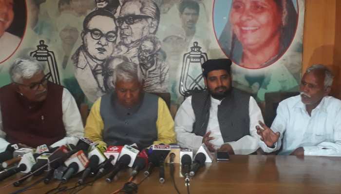 बिहार : पुलिस कस्टडी में मारे गए युवक के पिता ने RJD दफ्तर में की JDU कार्यकर्ताओं की तारीफ बिहार : पुलिस कस्टडी में मारे गए युवक के पिता ने RJD दफ्तर में की JDU कार्यकर्ताओं की तारीफ