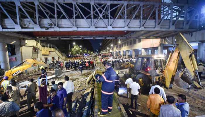 मुंबई पुल हादसा: ढांचे को नष्ट करने के संबंध में BMC आज करेगी फैसला मुंबई पुल हादसा: ढांचे को नष्ट करने के संबंध में BMC आज करेगी फैसला