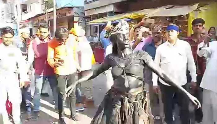 उज्जैनः शिव-पार्वती के रिसेप्शन पर पूरे शहर को न्यौता, बारात में जमकर नाचे भूत-पिशाच और भक्त उज्जैनः शिव-पार्वती के रिसेप्शन पर पूरे शहर को न्यौता, बारात में जमकर नाचे भूत-पिशाच और भक्त