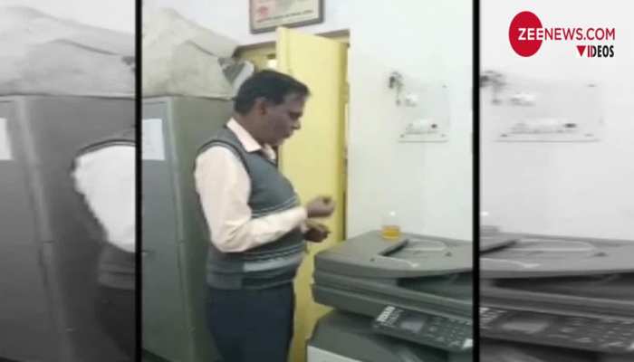 बरेली: ऑफिसर के जाते ही आवास विकास ऑफिस में शुरू हुई दारू पार्टी, Video वायरल बरेली: ऑफिसर के जाते ही आवास विकास ऑफिस में शुरू हुई दारू पार्टी, Video वायरल