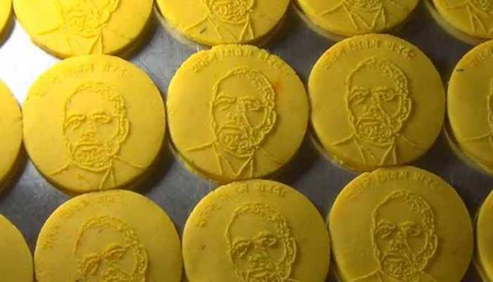 पीएम का बड़ा फैन, एयर स्ट्राइक की खुशी में फ्री में खिला रहा है PM मोदी छाप पेड़े पीएम का बड़ा फैन, एयर स्ट्राइक की खुशी में फ्री में खिला रहा है PM मोदी छाप पेड़े