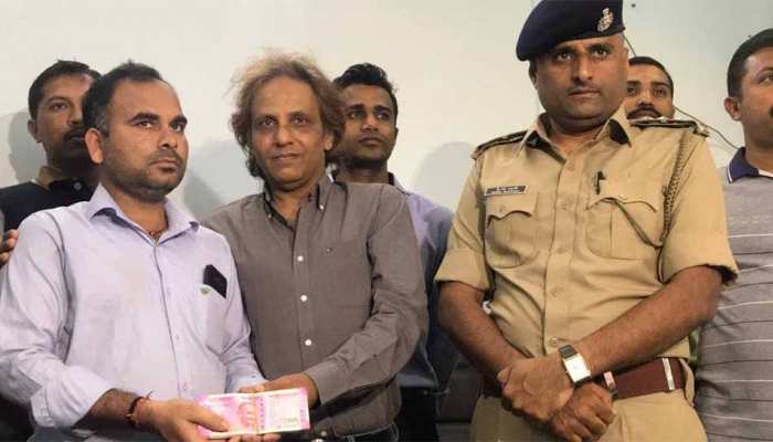 शख्स ने पेश की ईमानदारी की मिसाल, कचरे के पास मिले 10 लाख रुपए लौटाए, बना लखपति शख्स ने पेश की ईमानदारी की मिसाल, कचरे के पास मिले 10 लाख रुपए लौटाए, बना लखपति